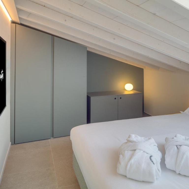 Zeno Suites - Deluxe Suite with Spa Bath - 9