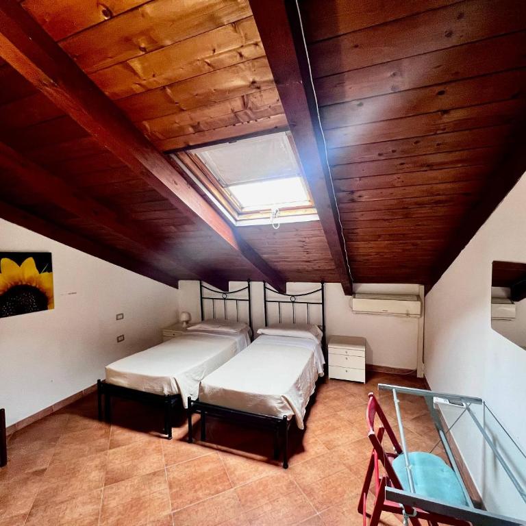 O-Rooms I - Central & Secure Area - Twin Room with Private External Bathroom - 3