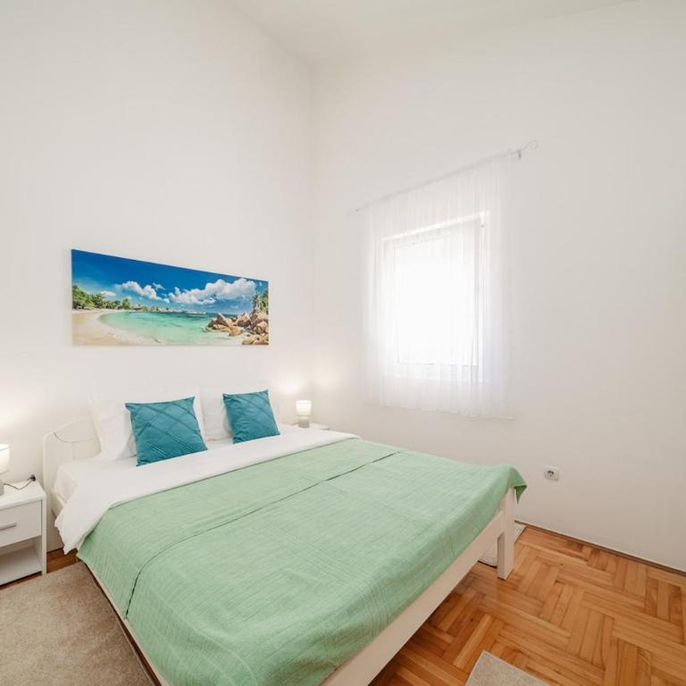 Igalo Blue - Bay View, Steps from Promenade - One-Bedroom Apartment with Bay View - 3