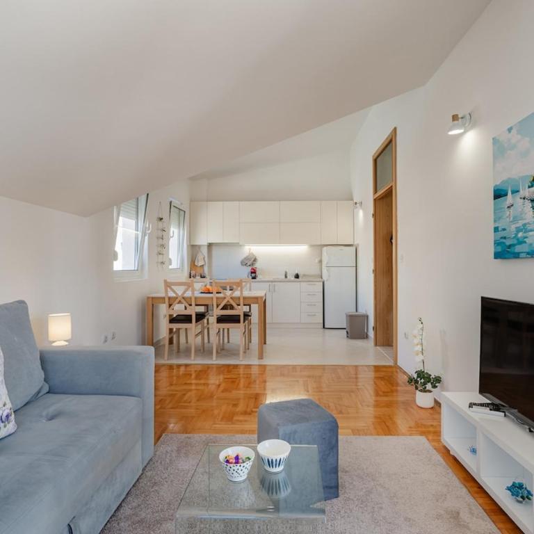 Igalo Blue - Bay View, Steps from Promenade - One-Bedroom Apartment with Bay View - 5