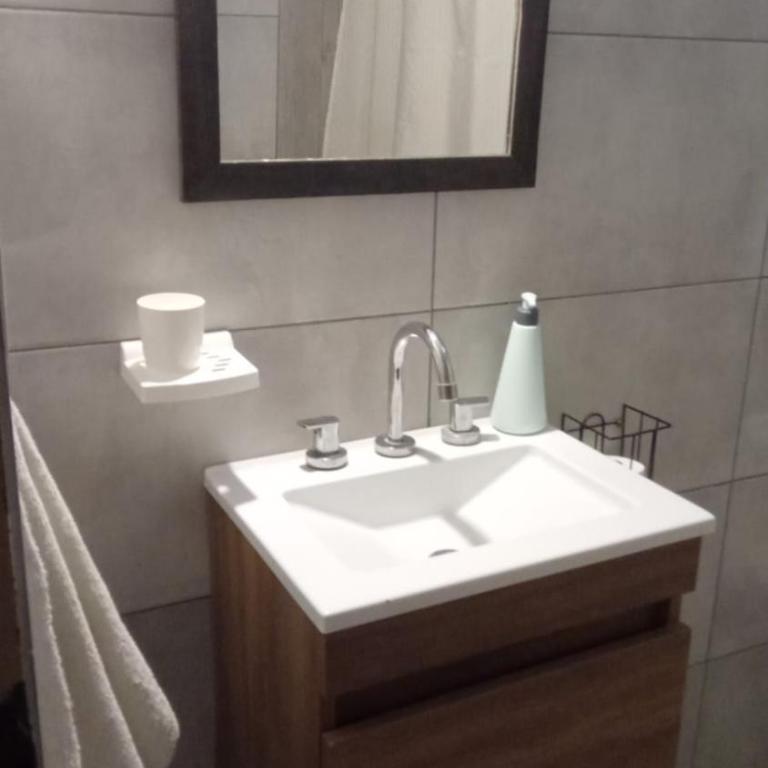Casa con Amplio Parque a metros del Parador y Acceso a la cuidad - Apartamento de 2 dormitorios - 6