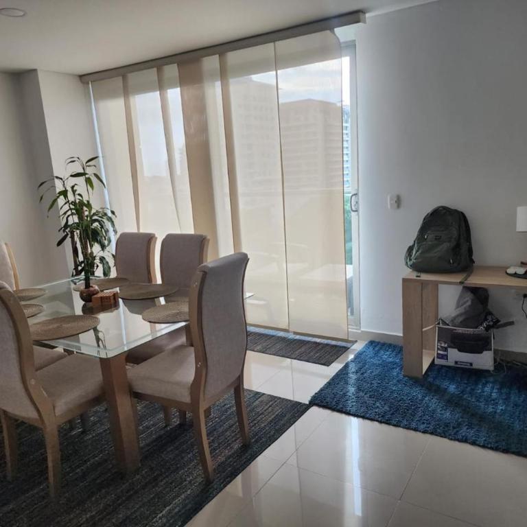Luxury 3br 2ba Penthouse with rooftop pool - Three-Bedroom Premium Apartment with Balcony - 5