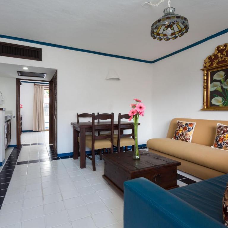 Los Arcos Suites - King Room with Balcony - 1