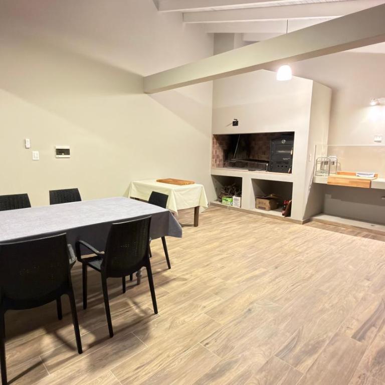 Casa con piscina privada, gran quincho y parrilla - Casa de 3 dormitorios - 6