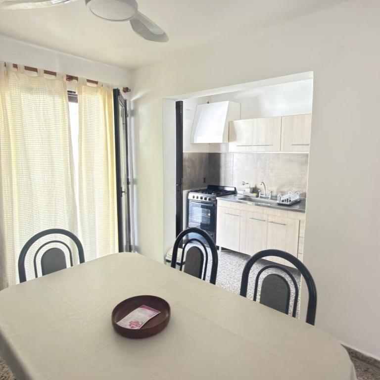 Casa con piscina privada, gran quincho y parrilla - Casa de 3 dormitorios - 13