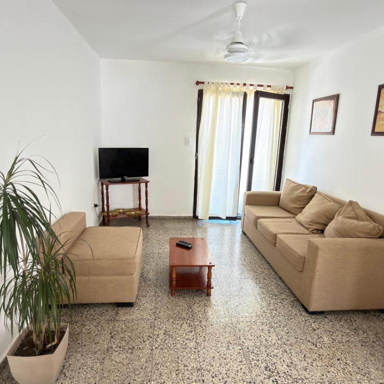 Casa con piscina privada, gran quincho y parrilla - Casa de 3 dormitorios - 17