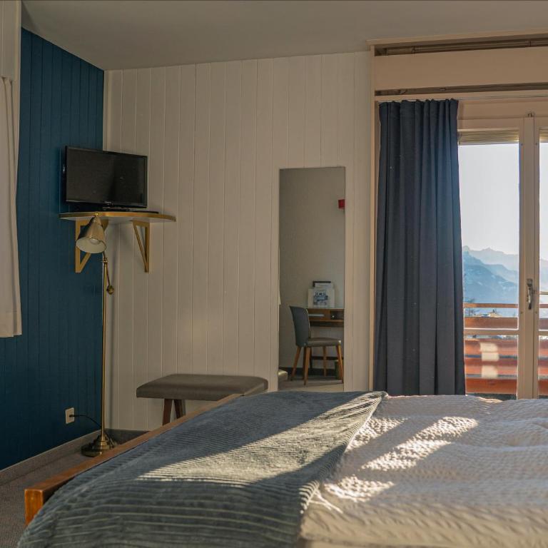 Hôtel historique Chez Elsy - Crans-Sapins - Chambre Double - Vue sur Montagne - 3