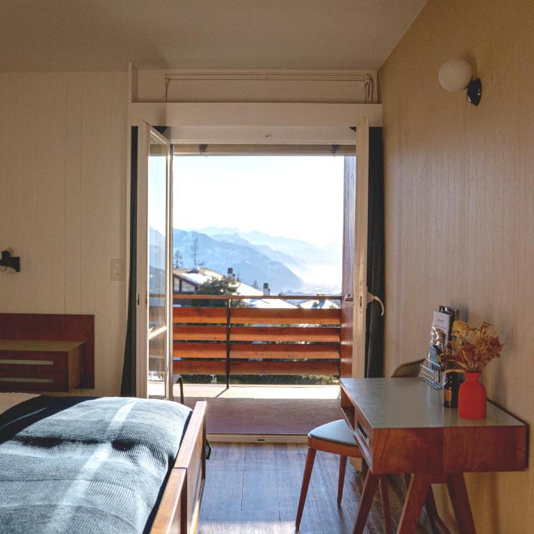 Hôtel historique Chez Elsy - Crans-Sapins - Chambre Double - Vue sur Montagne - 1