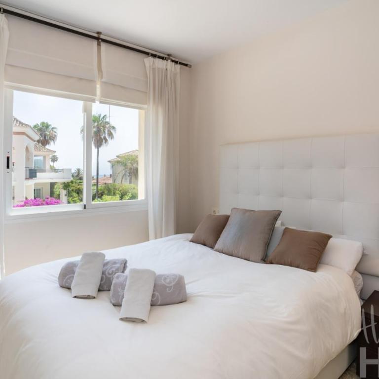Holidays & Home Beachfront , sea views,3 bedrooms - Apartamento de 3 dormitorios - 34