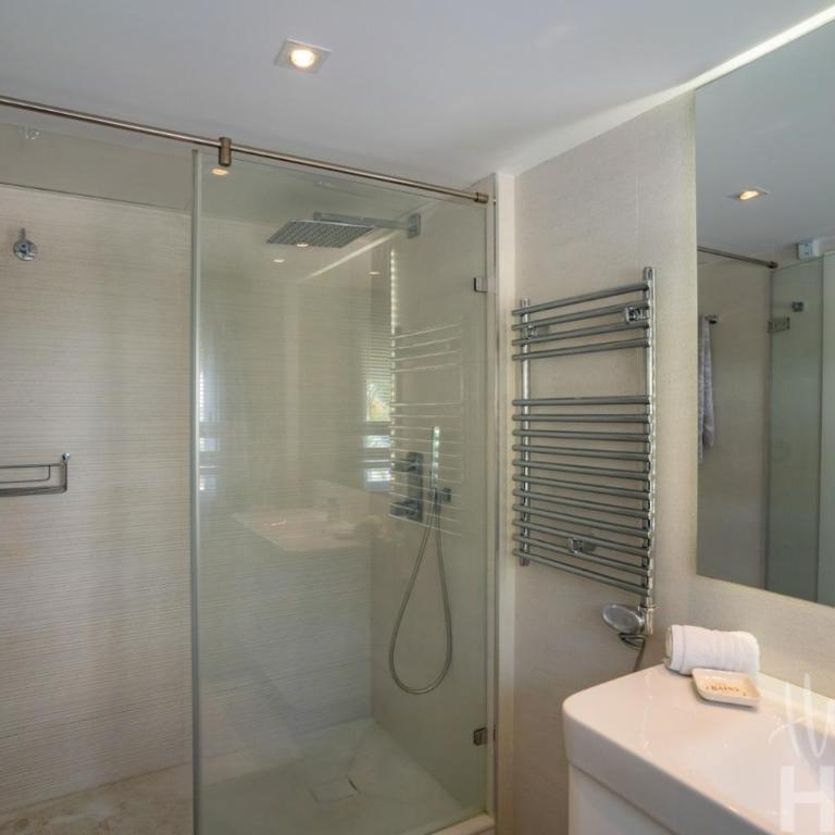 Holidays & Home Beachfront , sea views,3 bedrooms - Apartamento de 3 dormitorios - 33