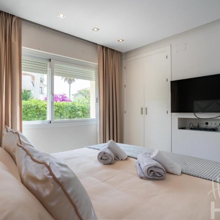 Holidays & Home Beachfront , sea views,3 bedrooms - Apartamento de 3 dormitorios - 8