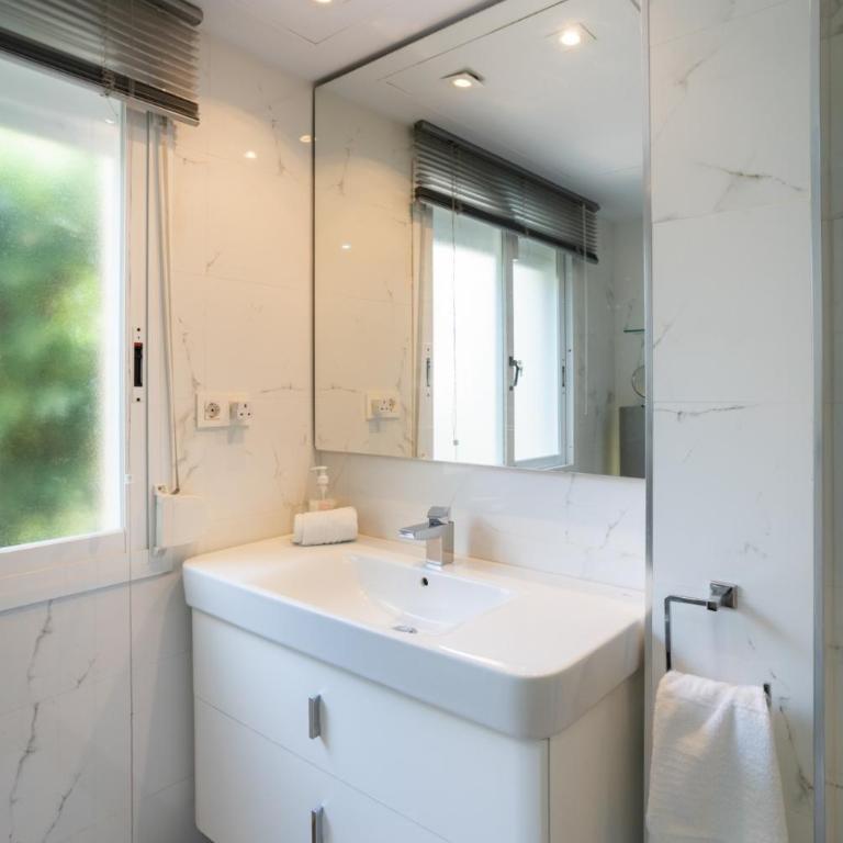Holidays & Home Beachfront , sea views,3 bedrooms - Apartamento de 3 dormitorios - 25