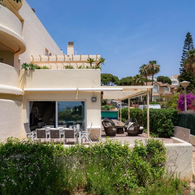 Holidays & Home Beachfront , sea views,3 bedrooms - Apartamento de 3 dormitorios - 39