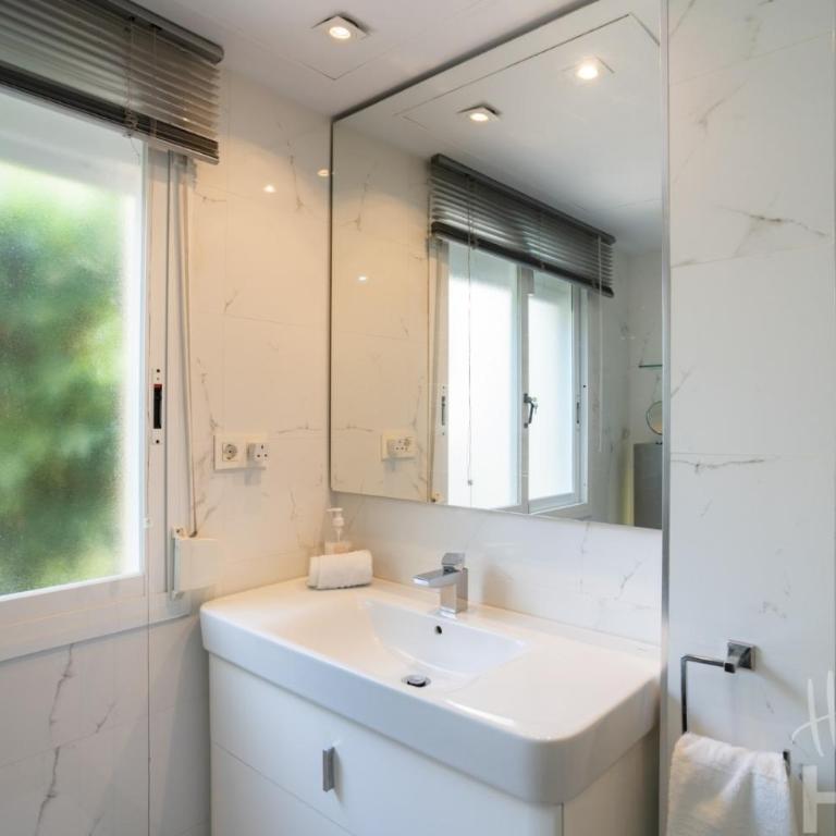 Holidays & Home Beachfront , sea views,3 bedrooms - Apartamento de 3 dormitorios - 26