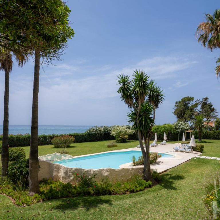 Holidays & Home Beachfront , sea views,3 bedrooms - Apartamento de 3 dormitorios - 45