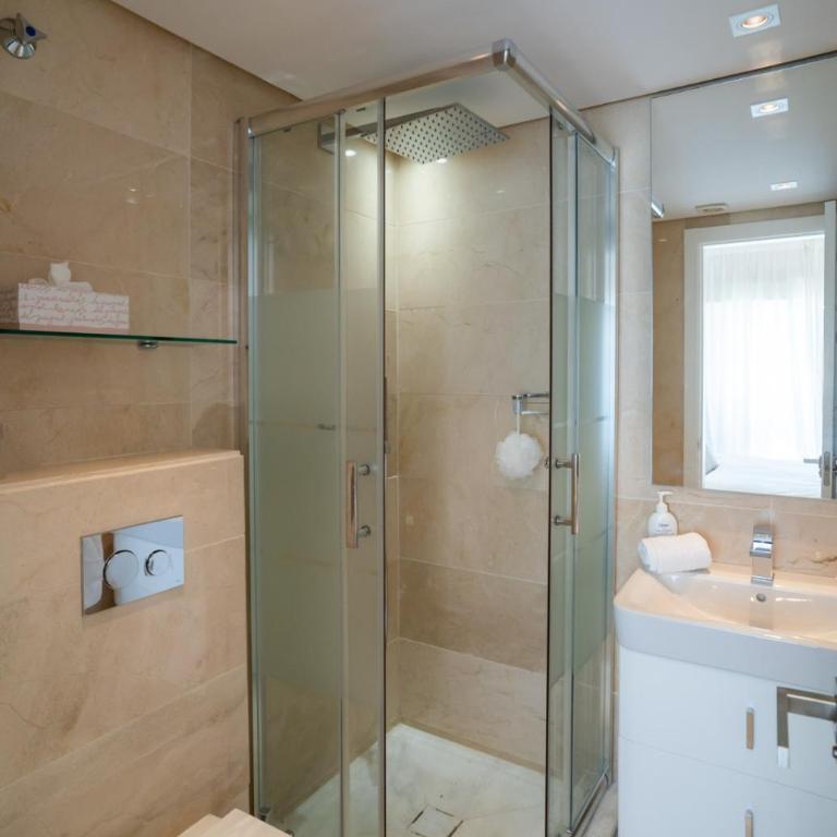 Holidays & Home Beachfront , sea views,3 bedrooms - Apartamento de 3 dormitorios - 36