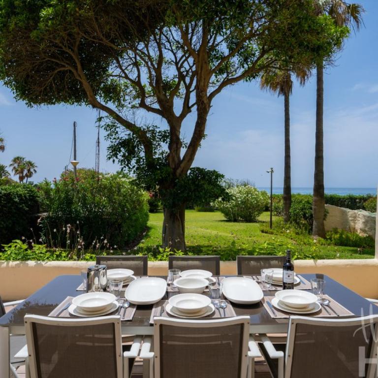 Holidays & Home Beachfront , sea views,3 bedrooms - Apartamento de 3 dormitorios - 2
