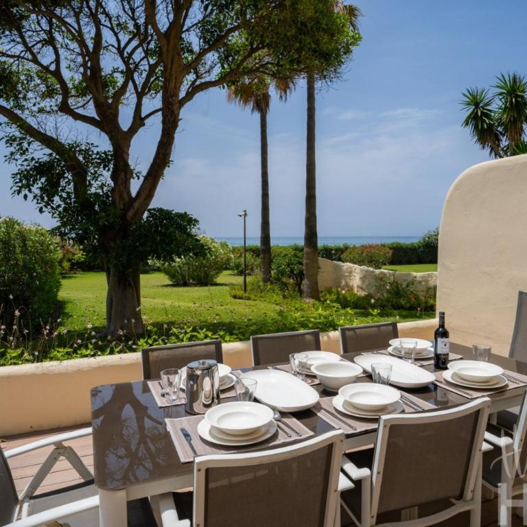 Holidays & Home Beachfront , sea views,3 bedrooms - Apartamento de 3 dormitorios - 38