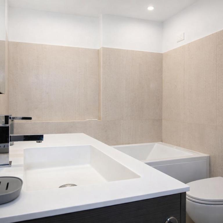 Luxury Stay in Rome Steps from Metro A Cornelia - Appartamento con 2 Camere da Letto - 9