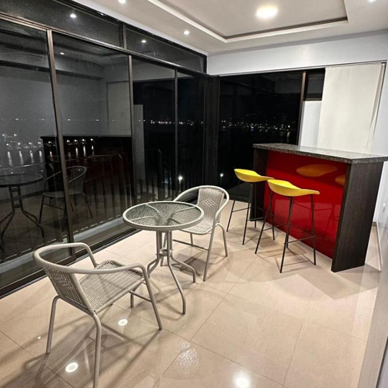 Departamento frente al mar en el Edificio La Playa - Three-Bedroom Apartment - 5