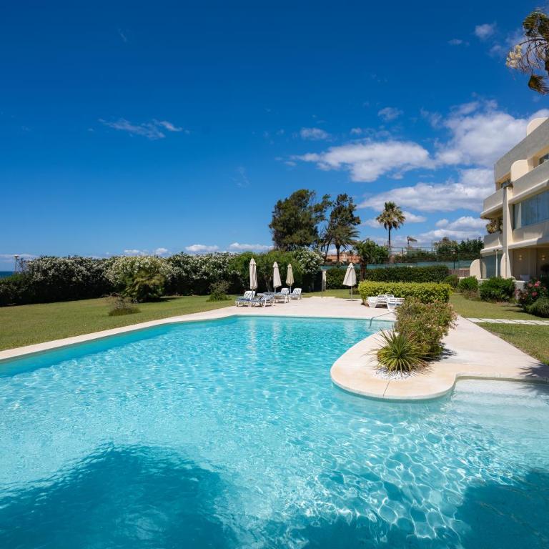 Holidays & Home Beachfront , sea views,3 bedrooms - Apartamento de 3 dormitorios - 47