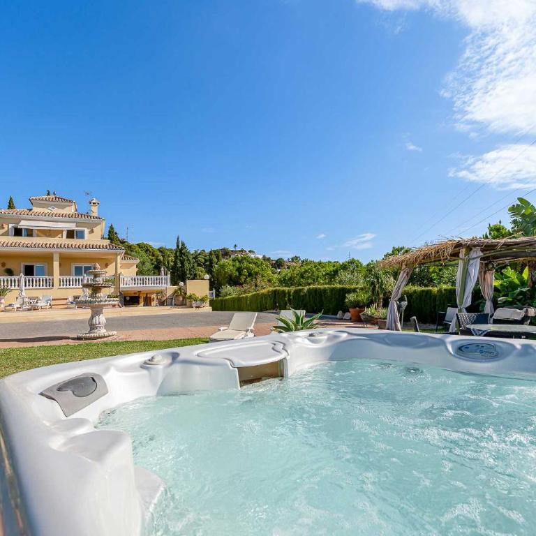 Coastal Getaway in Sunny Villa Roca Estepona - Apartamento - 2