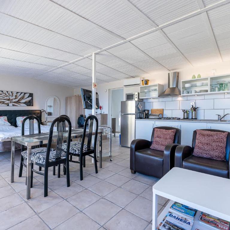 Coastal Getaway in Sunny Villa Roca Estepona - Apartamento - 4