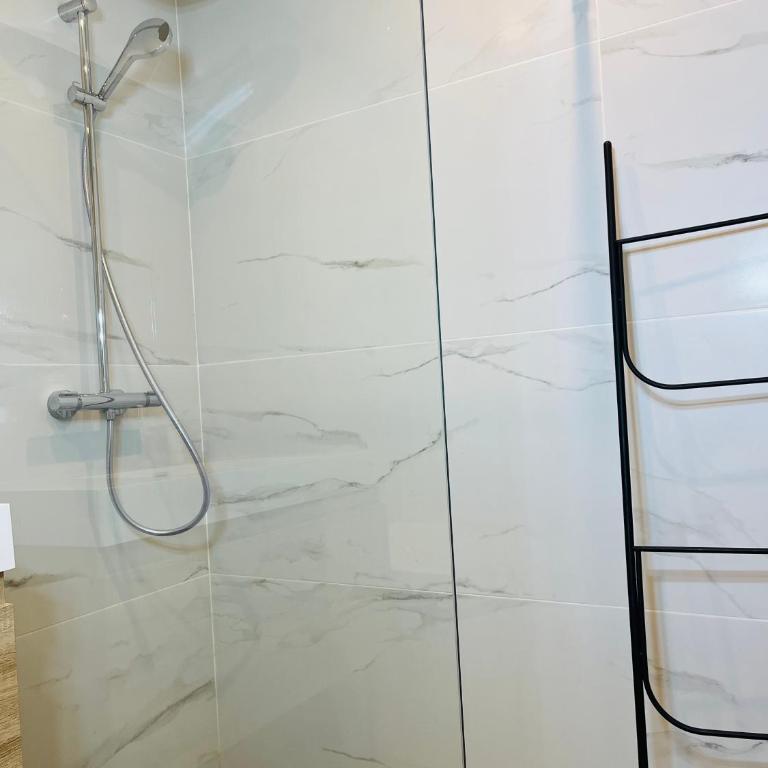 Appart Ethan PROCHE DU CENTRE AVEC PARKING ET JARDIN - One-Bedroom Apartment - 10