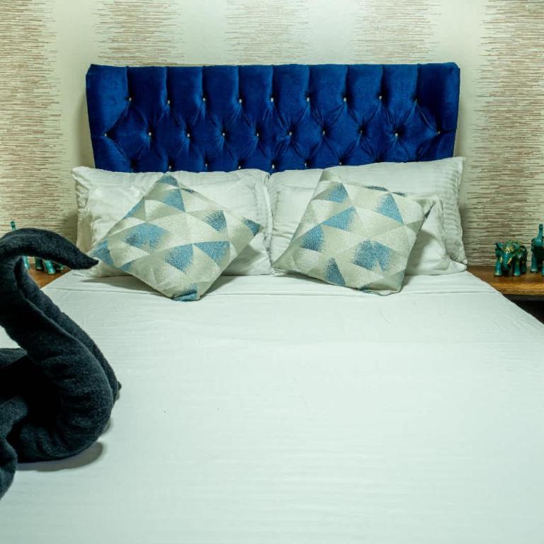 6 bedroom penthouse with pool table- 1 block from Lleras park p4 - Apartment - 12