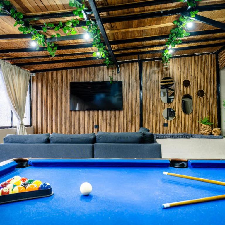 6 bedroom penthouse with pool table- 1 block from Lleras park p4 - Apartment - 14