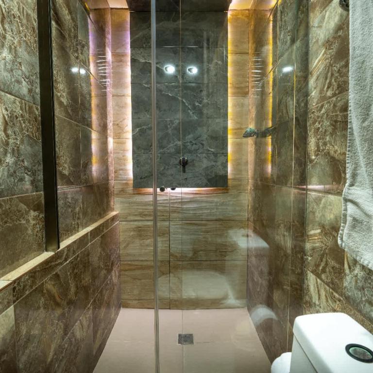 6 bedroom penthouse with pool table- 1 block from Lleras park p4 - Apartment - 8