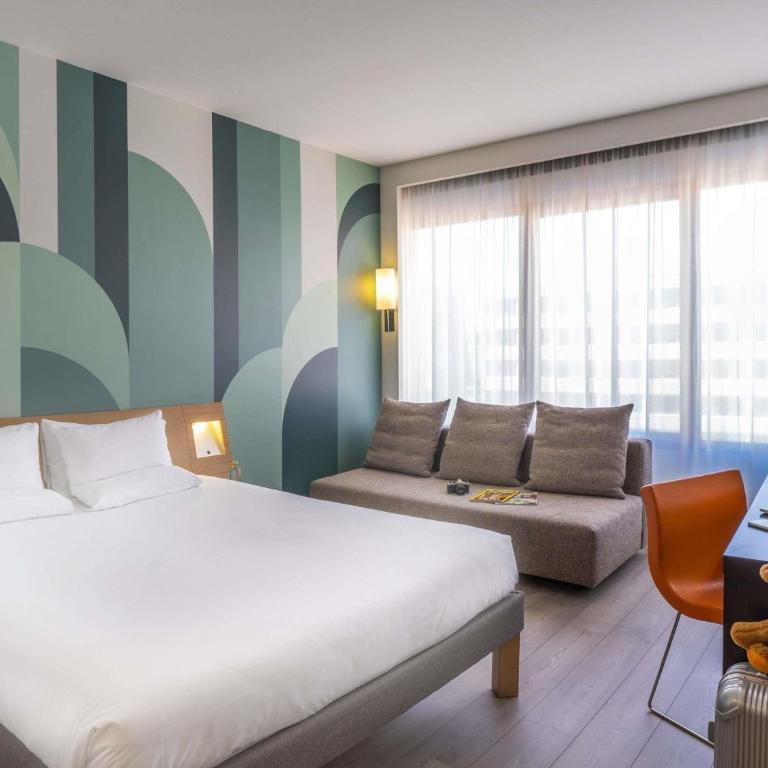 Novotel Campo De Las Naciones - Standard Queen Room with Sofa Bed - Plaza Building - 1
