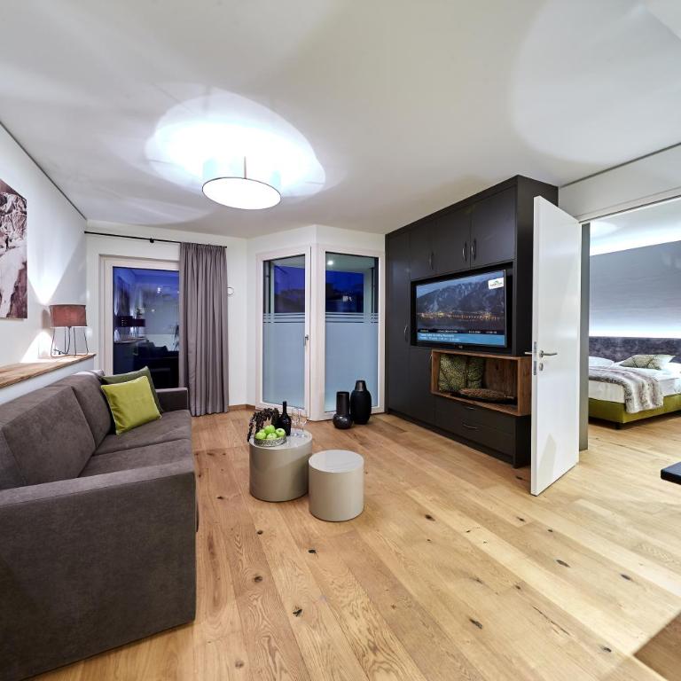 TWO TIMEZ - Boutique Hotel - with AC - Supreme Suite mit Balkon - 1