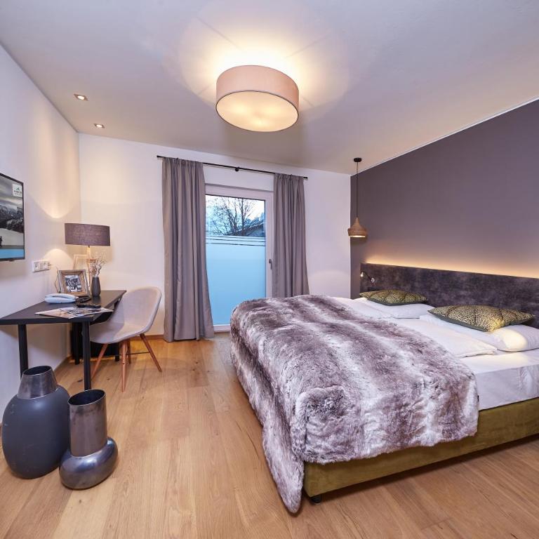 TWO TIMEZ - Boutique Hotel - with AC - Design Doppelzimmer - 1