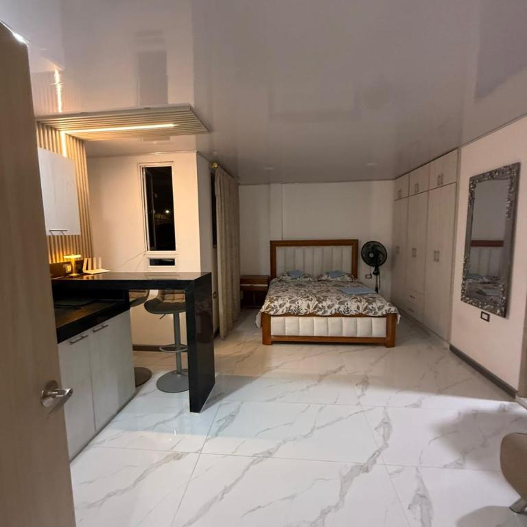 Cali-Central - One-Bedroom Apartment - 1