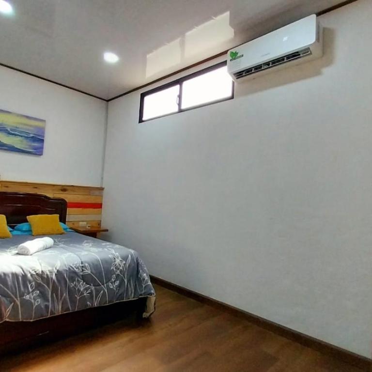 Genovesa Family home - Two-Bedroom House - 3