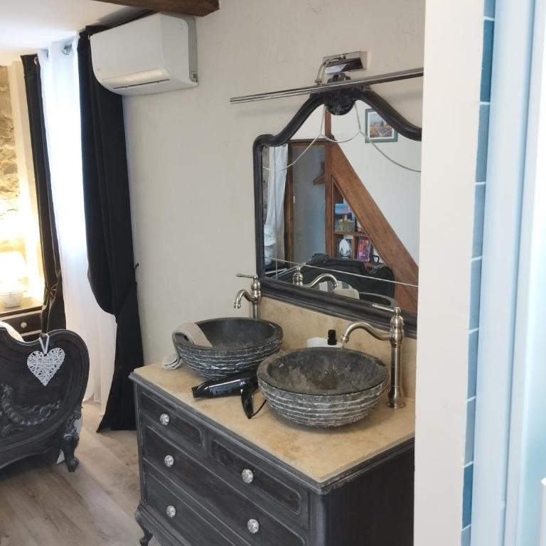 Chez Jérôme, au pied de la cité médiévale - One-Bedroom House - 12