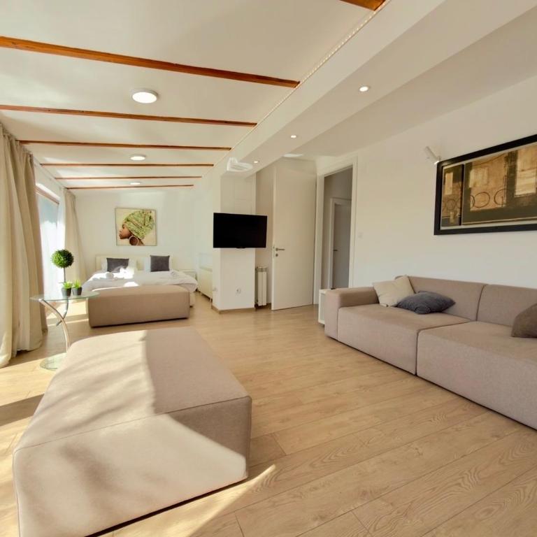 Private Pool Villa - One Group Only - Full Privacy - Garden & BBQ - Vila - 23