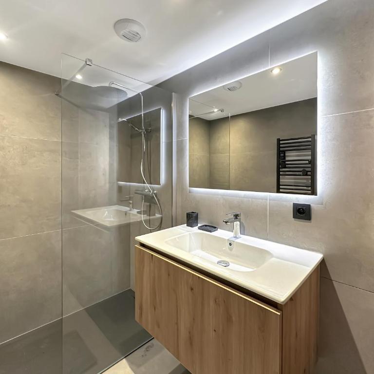 DBA104 - 4 pieces 6 pers Centre village Carroz - Three-Bedroom Apartment with Balcony - 12