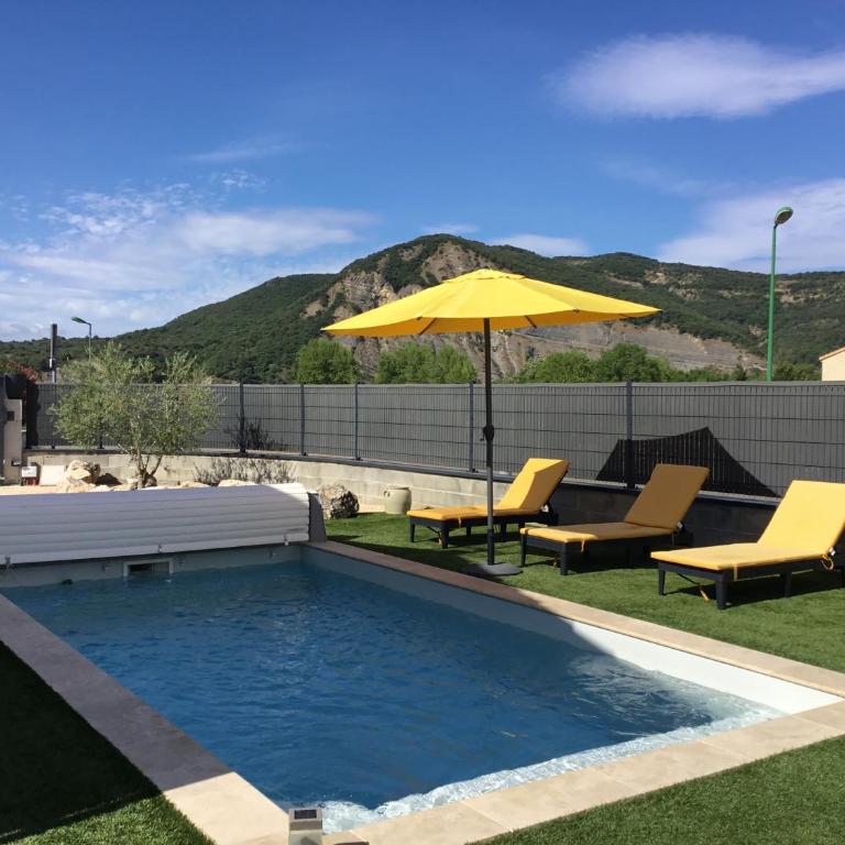 villa Maridel - Three-Bedroom House - 1
