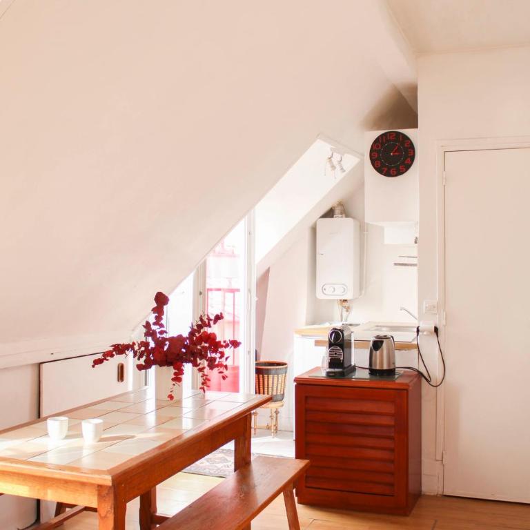 Apartment with balcony under the roofs of Paris - Apartment - 6