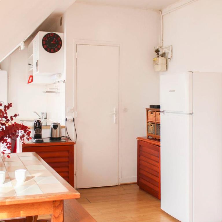 Apartment with balcony under the roofs of Paris - Apartment - 7