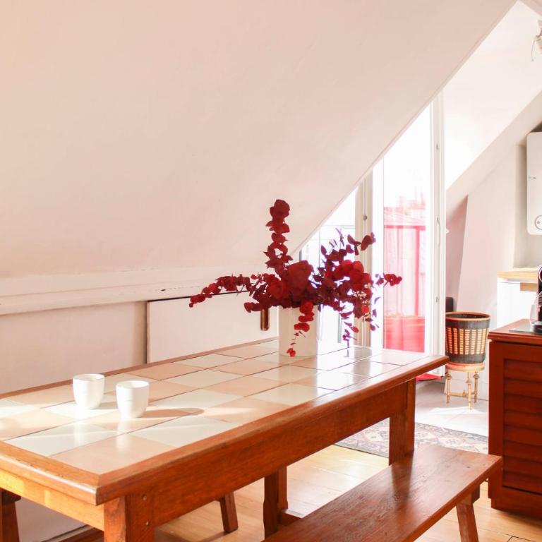 Apartment with balcony under the roofs of Paris - Apartment - 8
