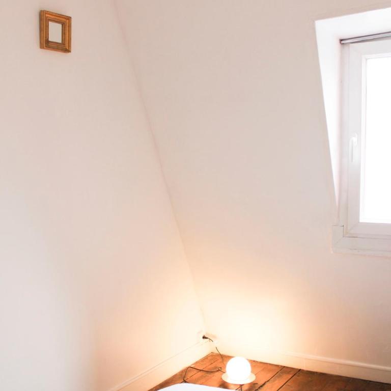 Apartment with balcony under the roofs of Paris - Apartment - 17