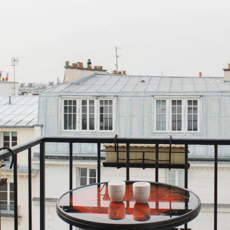 Apartment with balcony under the roofs of Paris - Apartment - 1