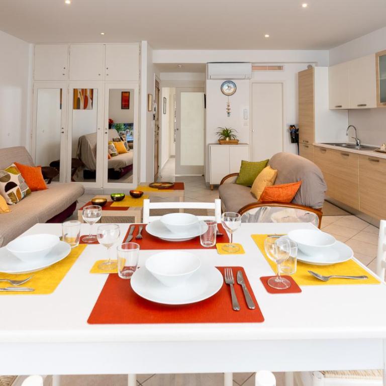 L OLIVIER Modern and Bright Historic Center Gem, 150m from the beach - Appartement 2 Chambres - 3