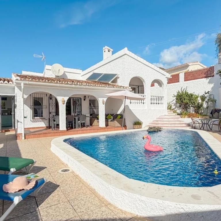 Villa Acebo with Private Swimming Pool in Nerja - Villa de 3 dormitorios - 2