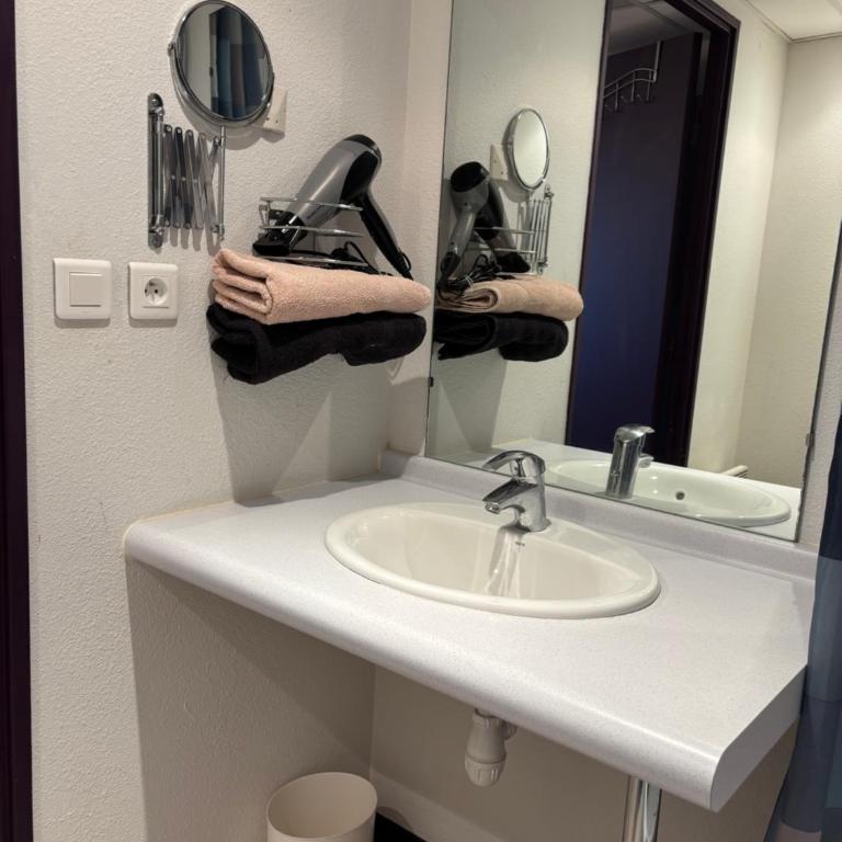 Escapade Lourdes Appart 2 pers - 100m Gare Wifi - Appartamento con 1 Camera da Letto - 5