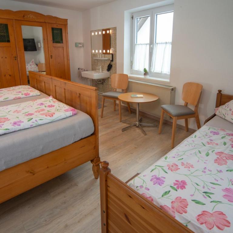 Haus am Bach - Dreibettzimmer mit Bad - 1