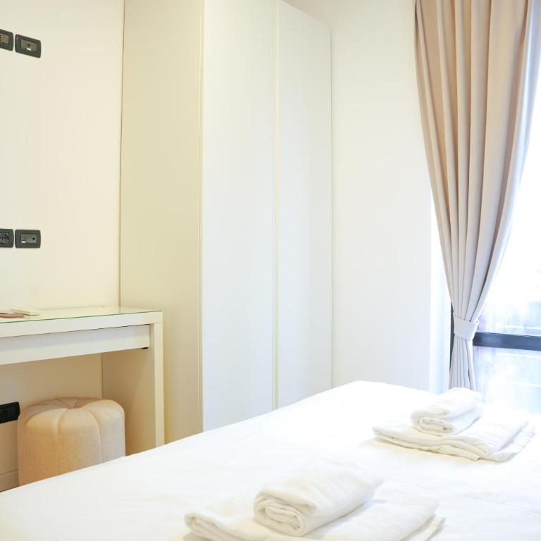 Sunshine HOTEL - Camera Matrimoniale con Balcone - 2